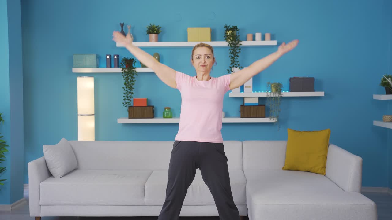 la mujer haciendo gimnasia.