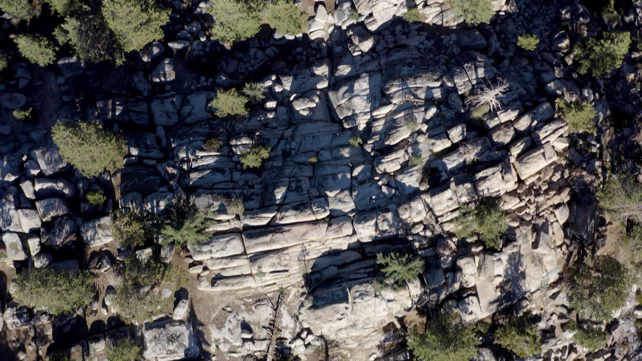 una impresionante vista aérea de pájaro de la ladera de la montaña en el lago big bear, condado de san bernardino, california