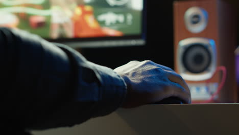 fotografía de cerca de un hombre usando el teclado y el ratón, jugando a un juego en línea