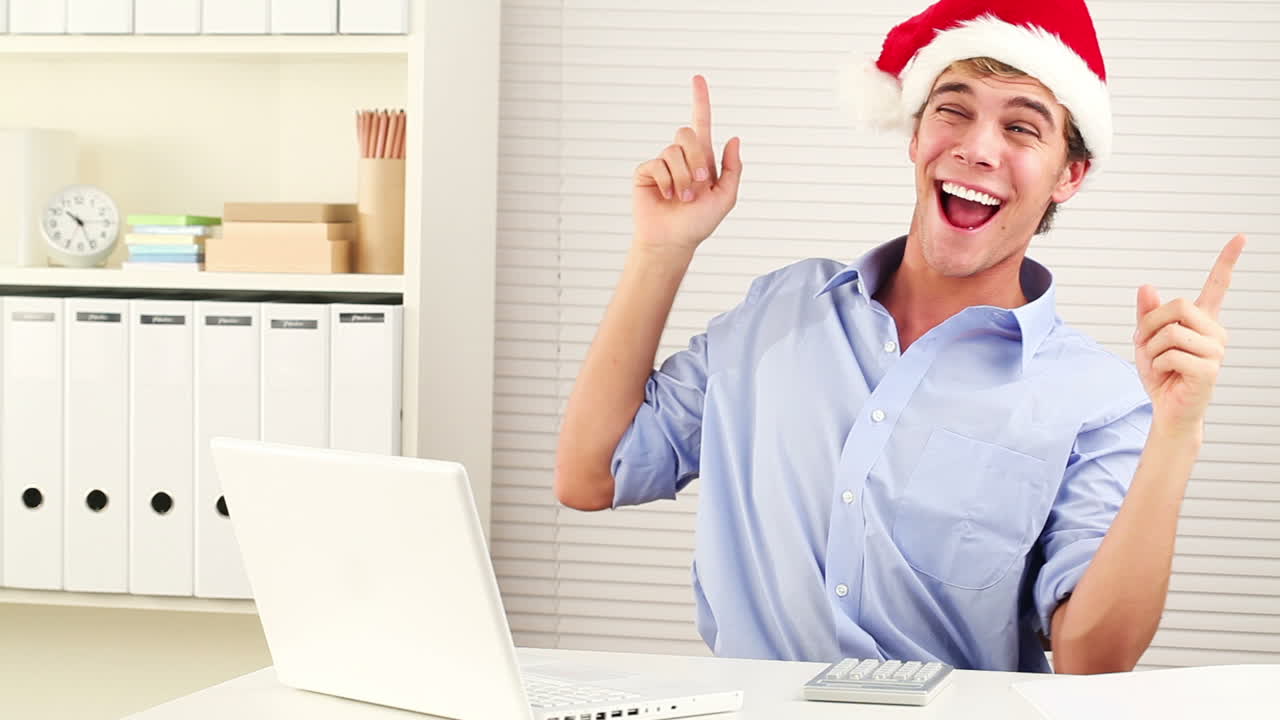 un hombre de negocios con un sombrero de navidad.