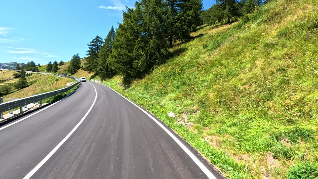 Auto fährt auf kurviger Bergstraße