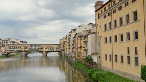 Historic-Ponte-Vecchio-bridge-over-Arno-River-in-Florence,-Italy