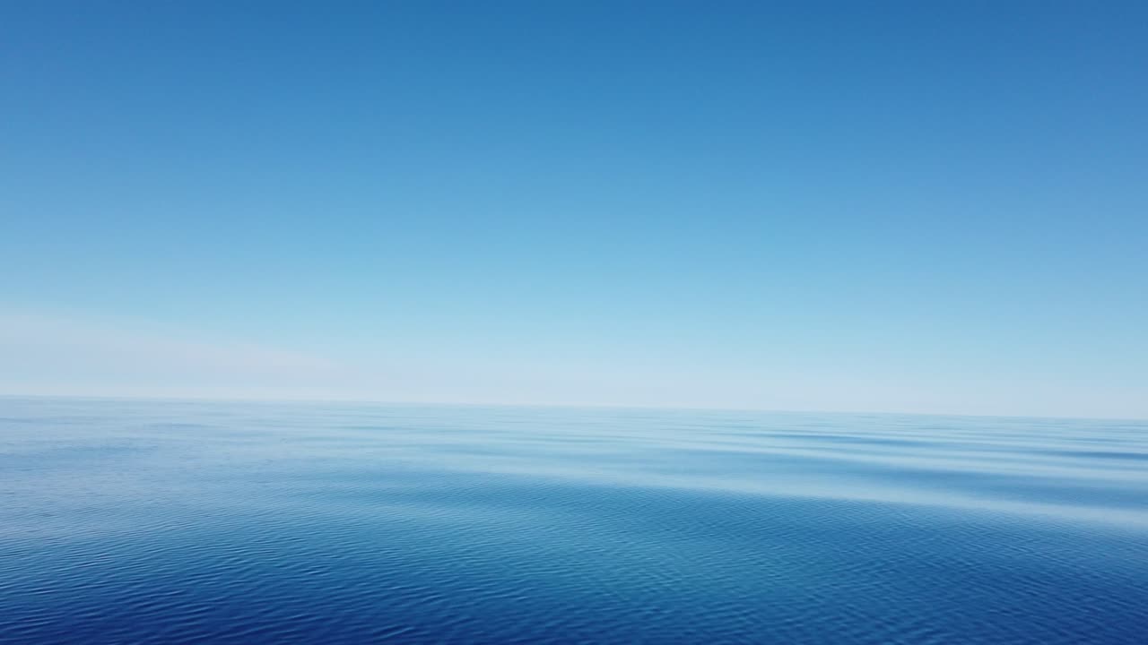 미시간 호수의 파도 없는 맑은 물, 오대호, 땅이 보이지 않는 곳, 구름 한 점 없는 날, 맑은 하늘