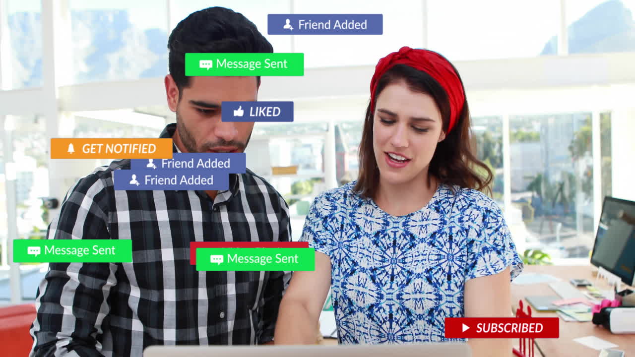 animación de iconos de los medios sobre diversos colegas discutiendo el trabajo en la oficina