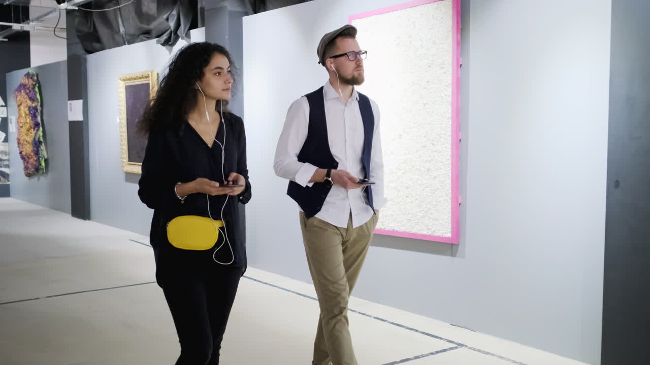 pareja visitando una galería de arte