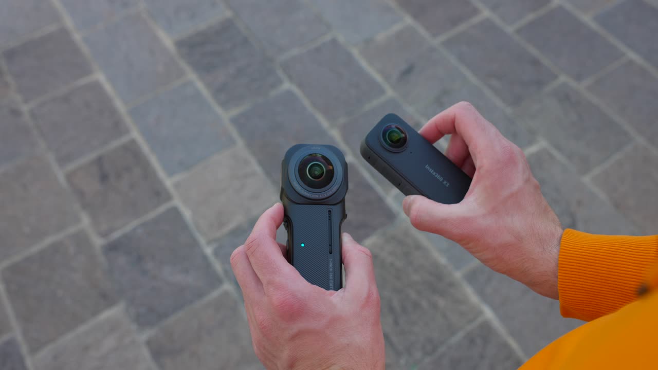 hombre configurando dos cámaras de 360 grados