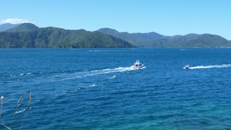 Motorboote-überqueren-Im-Sommer-Das-Wunderschöne-Tiefblaue-Meer---Karaka-Point,-Queen-Charlotte-Sound
