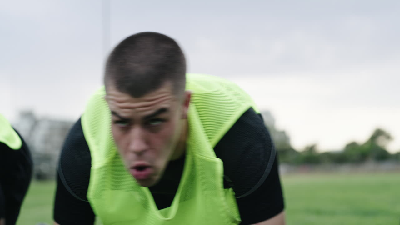un entrenador usando un cronómetro mientras entrena a un grupo