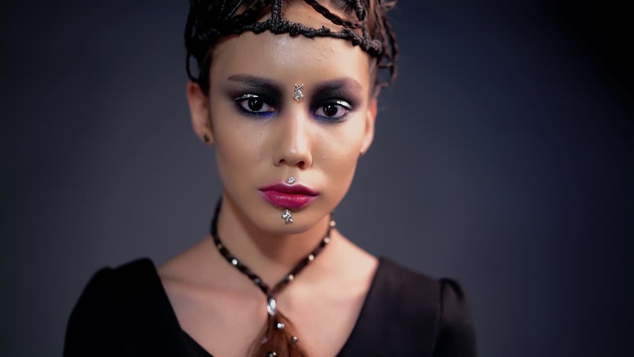 joven hermosa posando frente a la cámara su cabello está en forma de un marco de trenza
