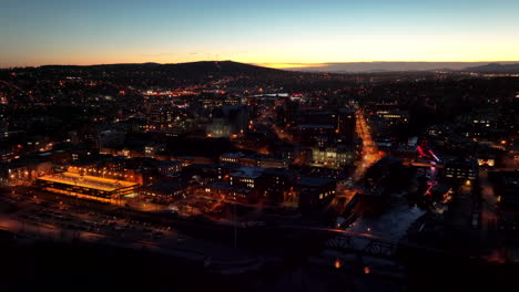 Vista-Panorámica-De-La-Ciudad-De-Sherbrooke-Por-La-Noche-En-Canadá---Toma-Aérea-De-Drones