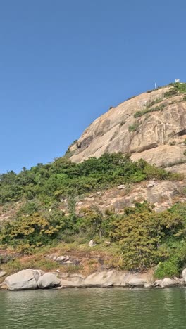 barcos que se mueven cerca de una gran montaña por el agua