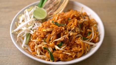 Gebratene-Nudeln-Mit-Tofu-Und-Sprossen-Oder-Pad-Thai---Asiatische-Küche