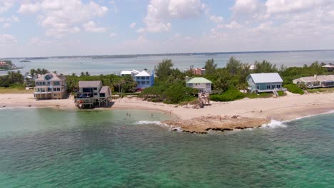 Dolly-Aéreo-Suave-A-La-Izquierda-Que-Muestra-La-Playa-De-La-Bañera-En-La-Costa-Este-De-Florida