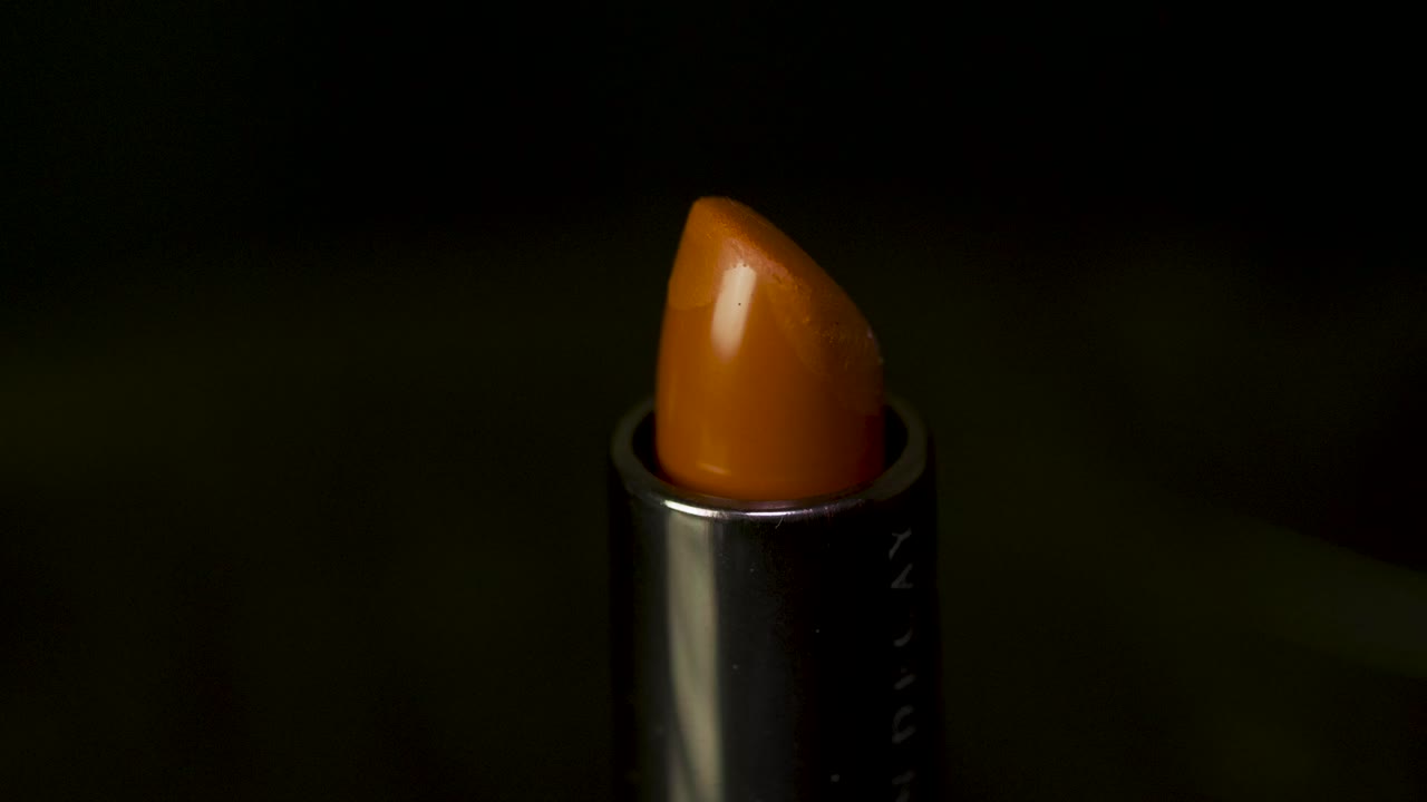 Primo piano di un rossetto arancione