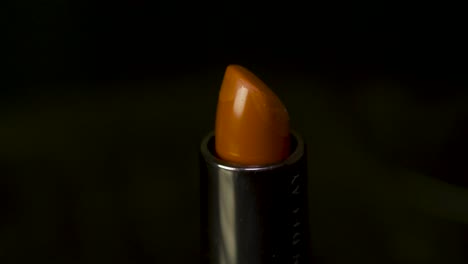 primer plano de un lápiz labial naranja