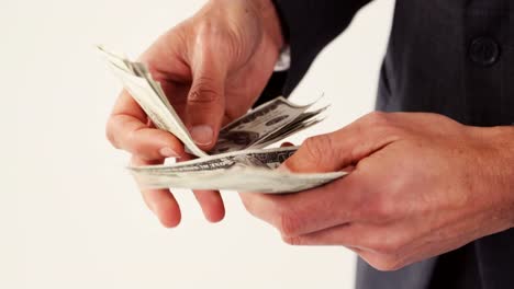 sección media de un hombre contando un billete de cien dólares