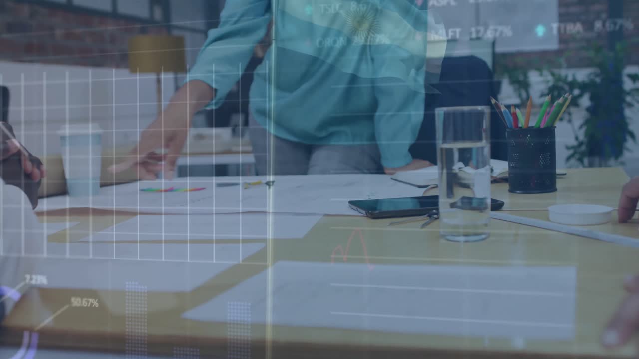 animación de procesamiento de datos contra la sección media de colegas discutiendo sobre un plan en la oficina