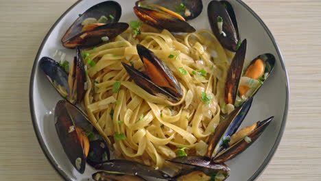 Pasta-De-Espaguetis-Linguini-Con-Salsa-De-Vino-Blanco-Vongole---Pasta-Italiana-Con-Marisco-Y-Almejas-Y-Mejillones