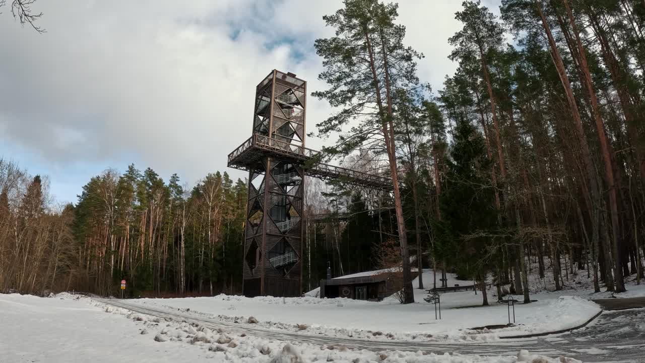 комплекс прогулочных дорожек по верхушкам деревьев аниксияй ладжу такас, аниксияй пайнвуд, смотровая башня и река свентодзи
