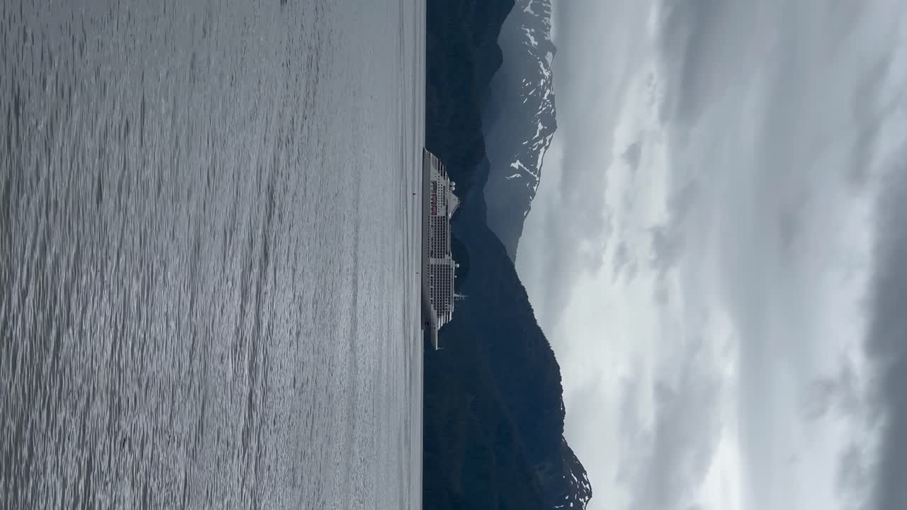 un crucero anclado frente al puerto de sitka, alaska - panorámica vista vertical
