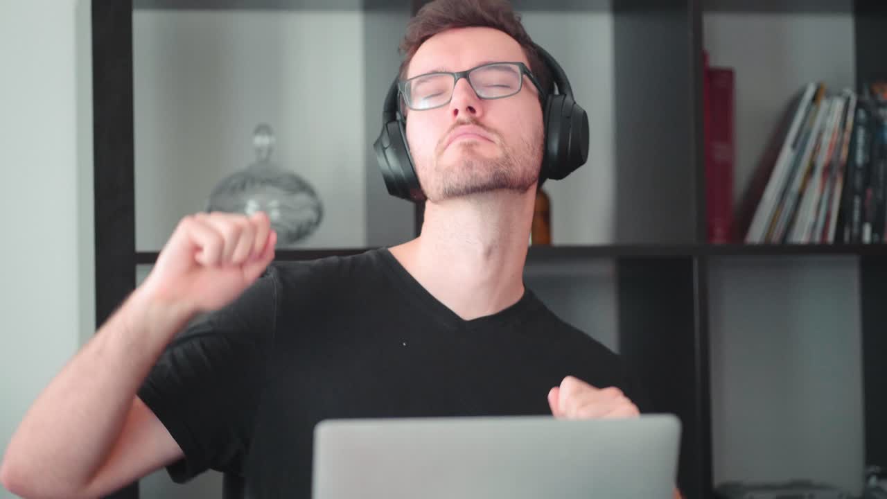 joven caucásico moderno con barba trabajador de oficina en casa estudiante universitario aprende mesa portátil en casa