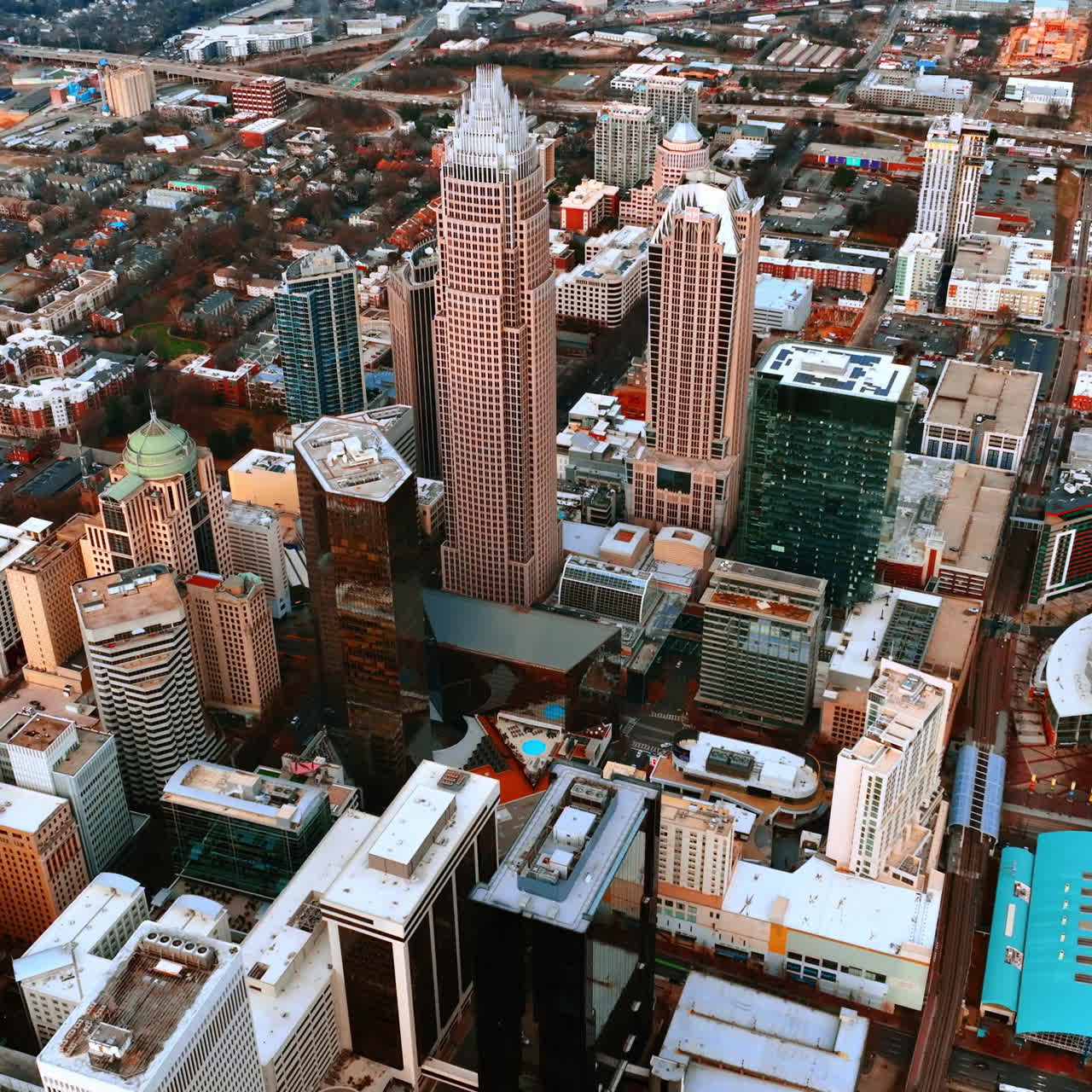 Vista aerea di una grande città moderna. Un gruppo di grattacieli nel centro di Charlotte, NC, USA.