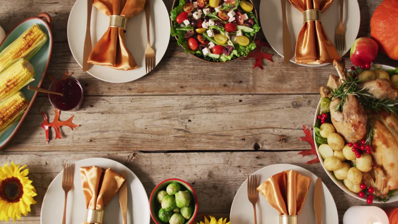 video de marco hecho de diversos platos y decoración de otoño en superficie de madera