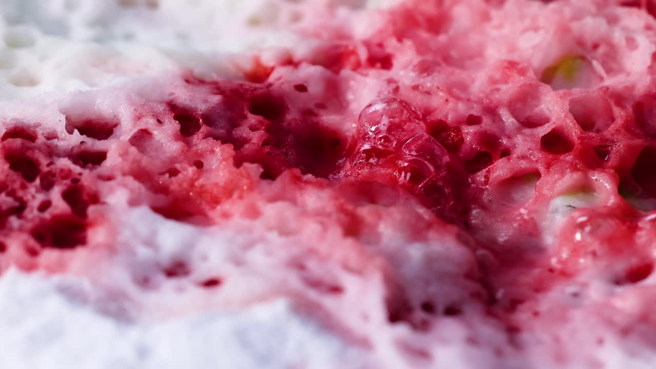 reacción química colorida con burbujas humeantes