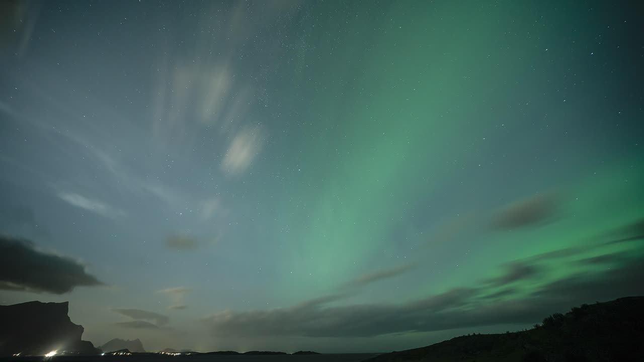 las nubes vuelan en el oscuro cielo nocturno adornadas con la fascinante danza de las luces del norte