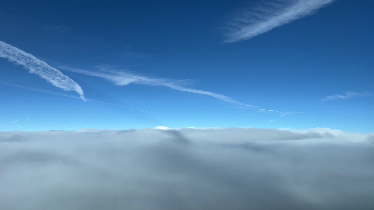 깊은 파란 하늘과 함께 구름의 바다를 날아가는 제트 캐빈에서 멋진 전망 일부 제트 앞에 깨어