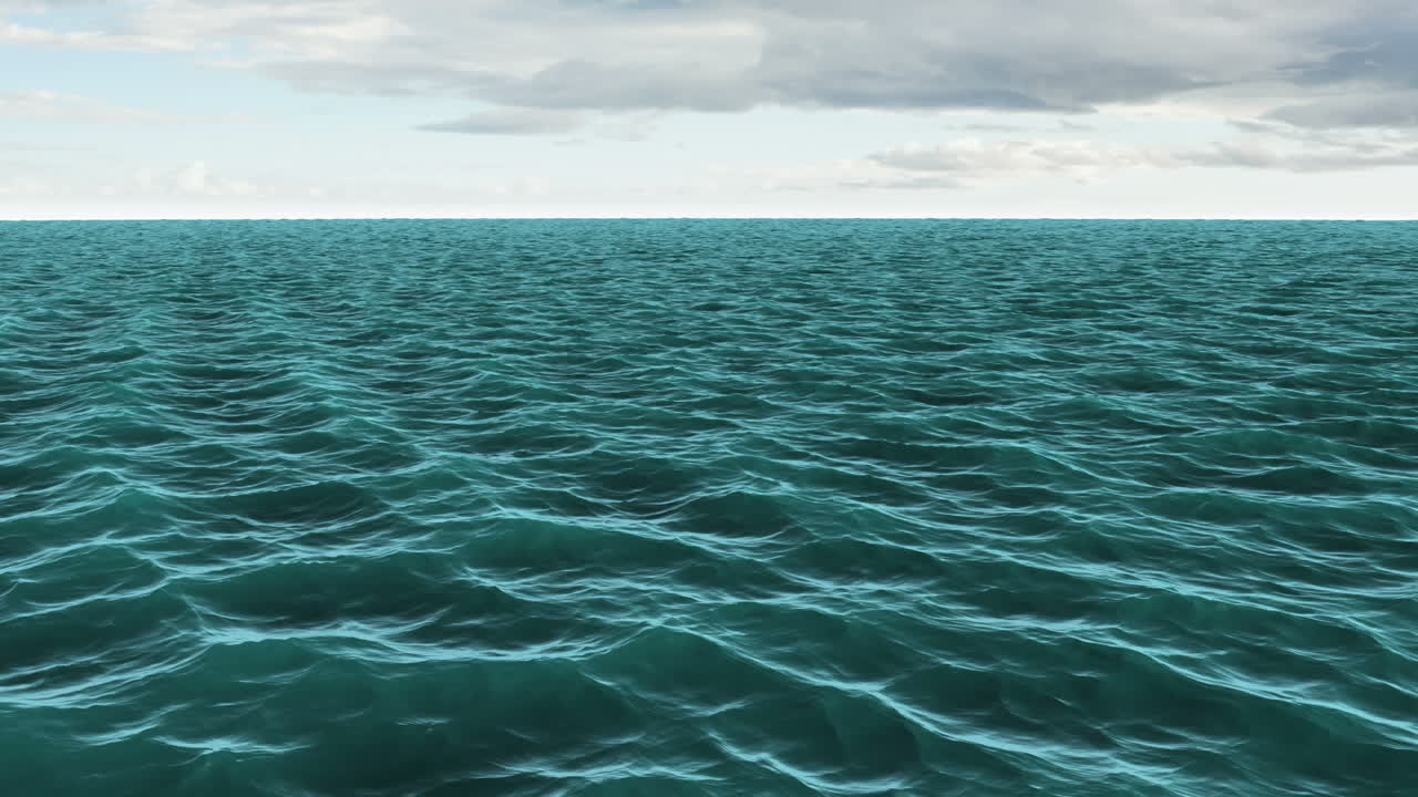 el océano azul bajo un cielo nublado