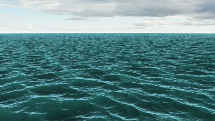 Oceano blu calmo sotto un cielo nuvoloso