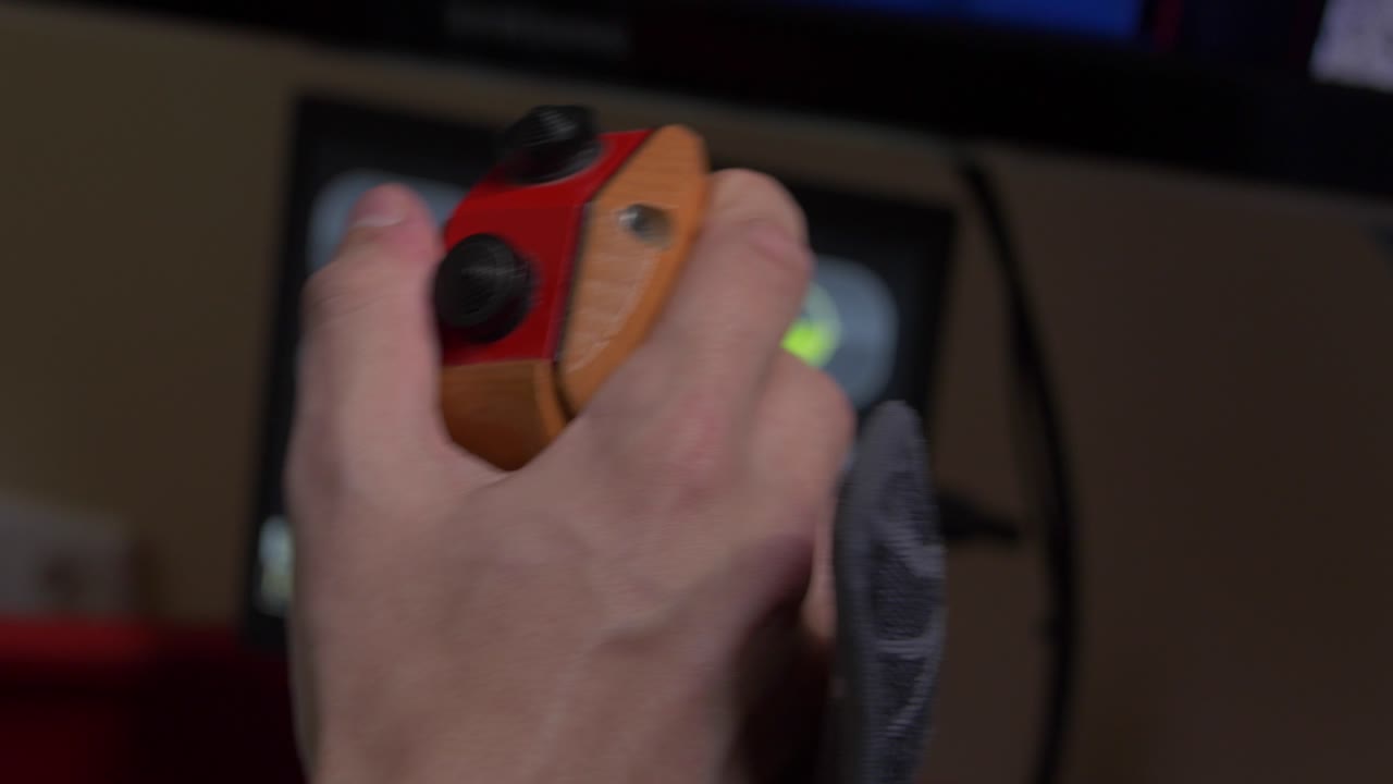 mano che tiene un controller di videogioco o un pannello di controllo industriale