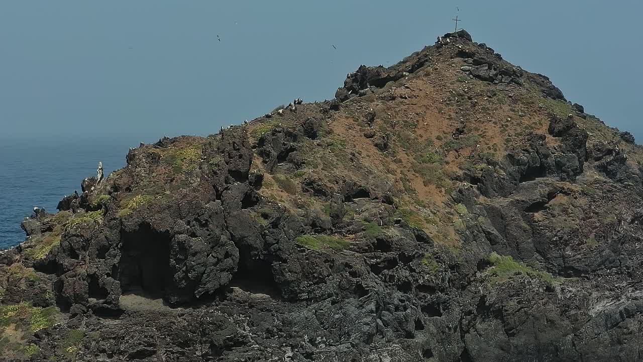 Formación rocosa única cerca de la costa de Tenerife, en España