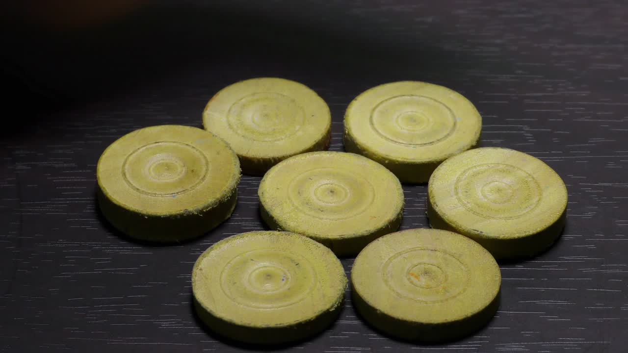 어두운 표면에 카롬 보드 동전을 넣는 것