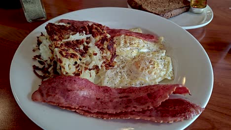 tocino de pavo como parte de un desayuno matutino tradicional con huevos y papas fritas