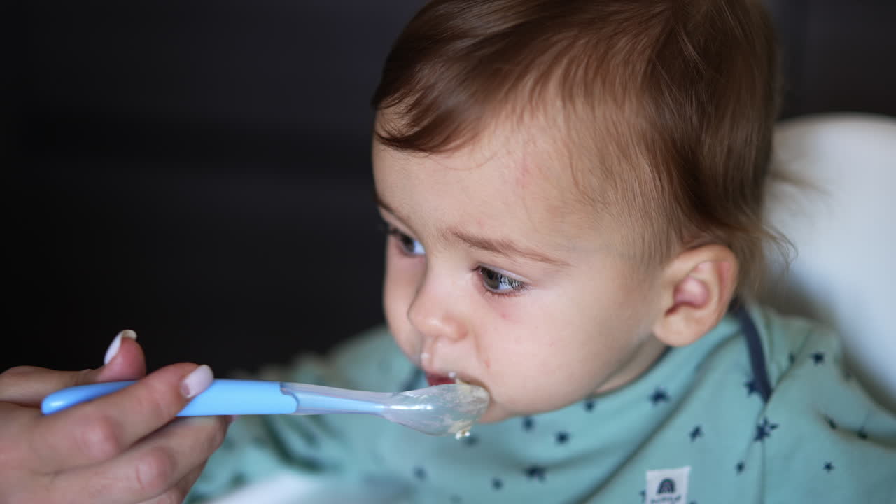 아기에게 먹이를 주고 있다