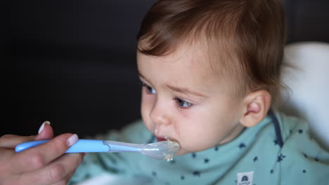 el bebé está siendo alimentado