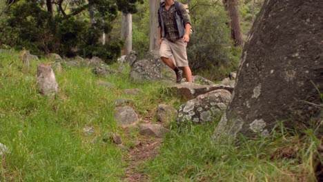 hombre en una caminata en el campo