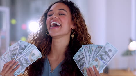 mujer excitada, cara y dinero fan en la oficina