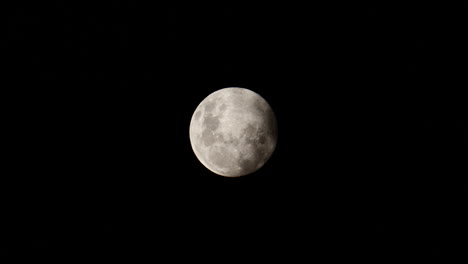 Vollmond-Gegen-Schwarzen-Himmel-Taucht-Langsam-Hinter-Wolken-Auf