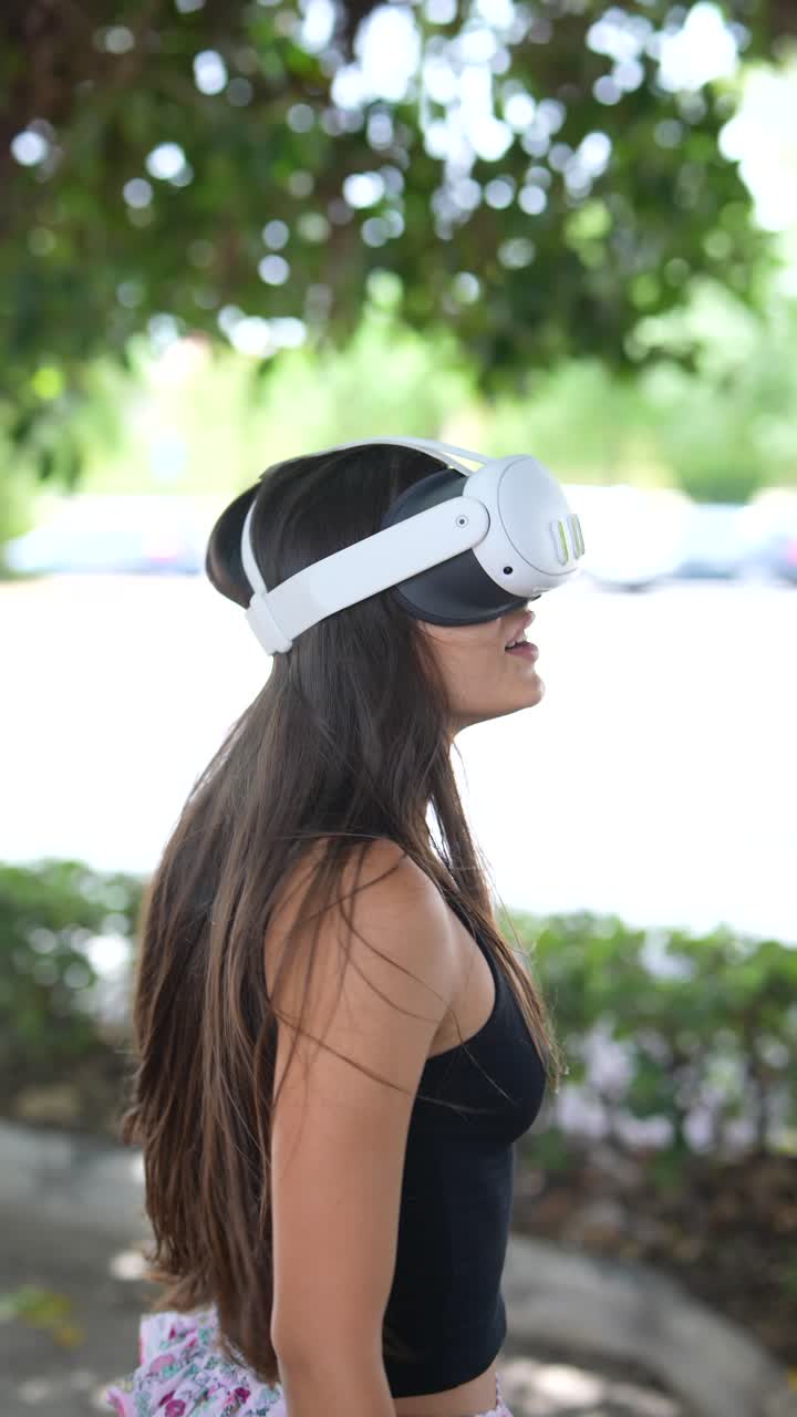 Mujer experimentando realidad virtual en un parque