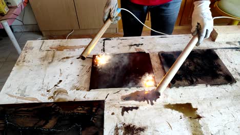 primer plano de la quema de madera con electricidad de alto voltaje y llamas para crear agujeros de río en la madera