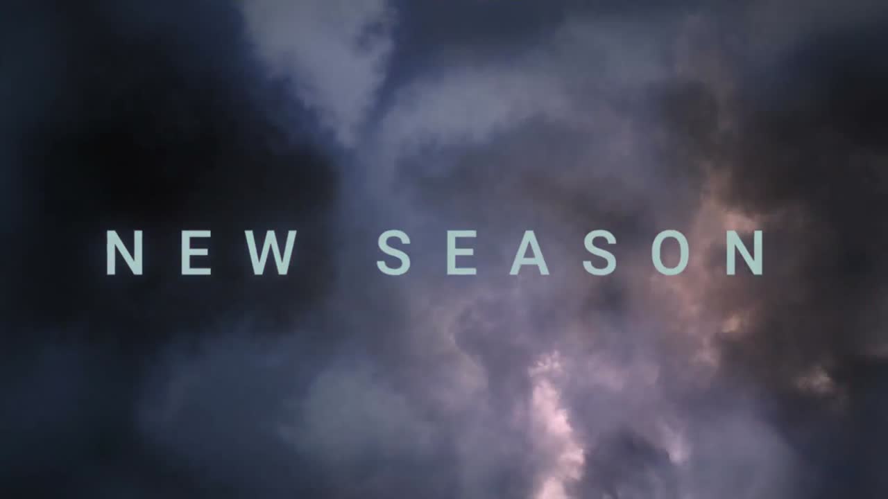 Animation af tekst 'ny sæson' i blå over lyn i en mørk skyet himmel
