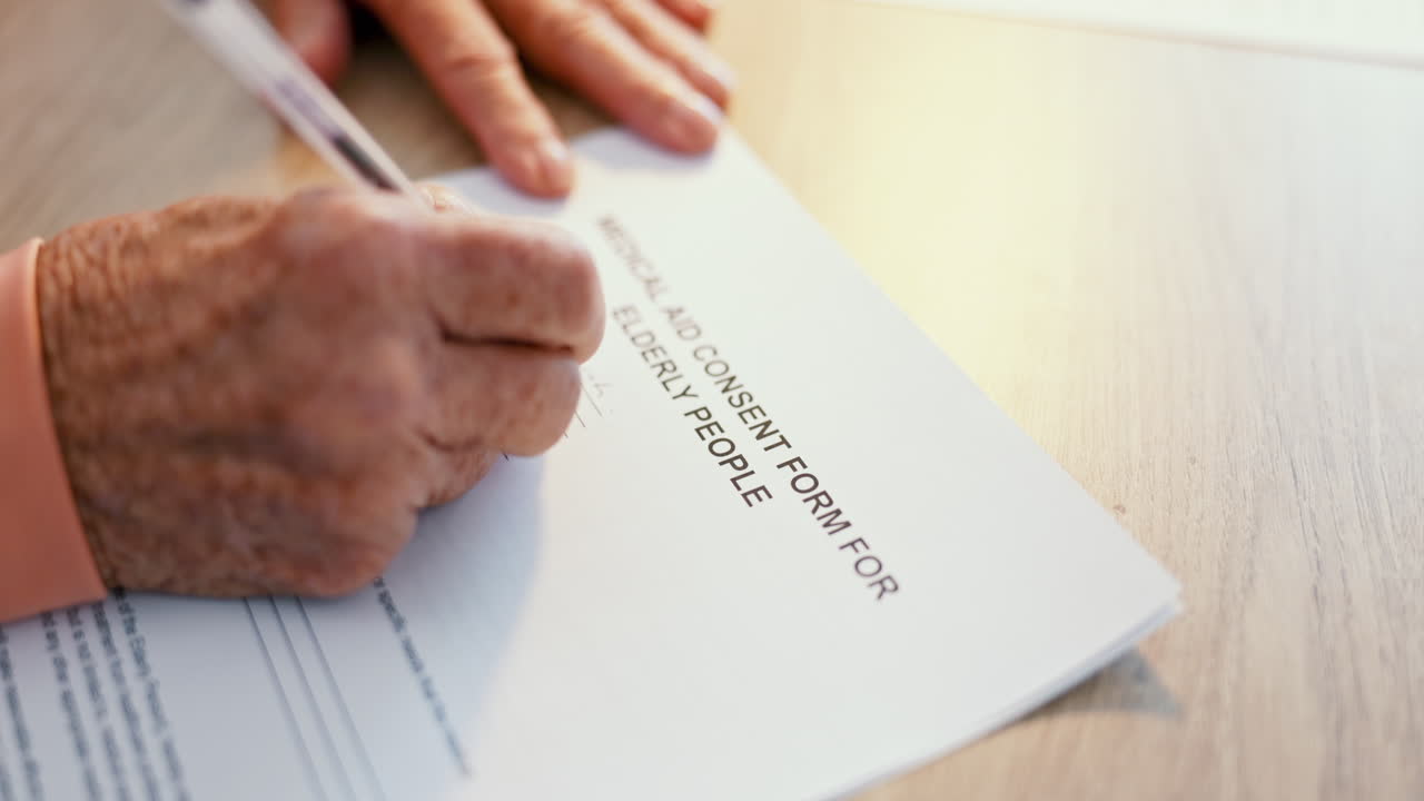 persona mayor, mano y documento médico