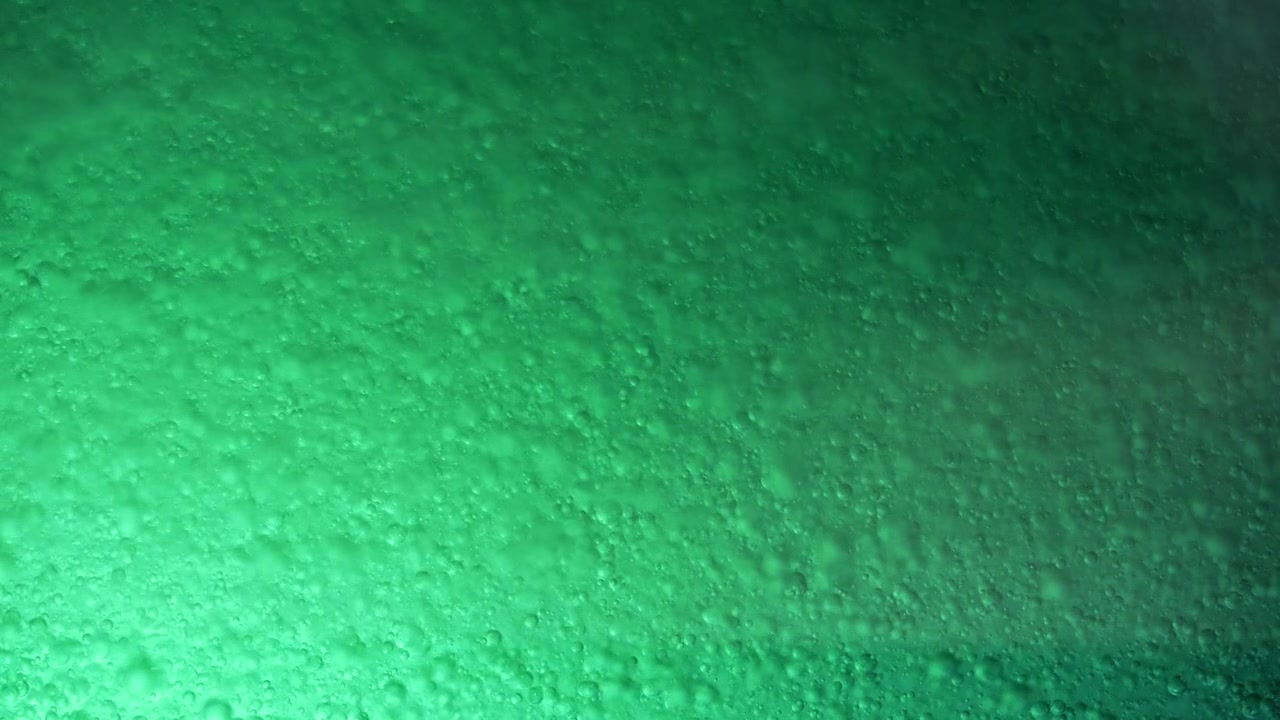 Zpomalený záběr bublin na zeleném pozadí