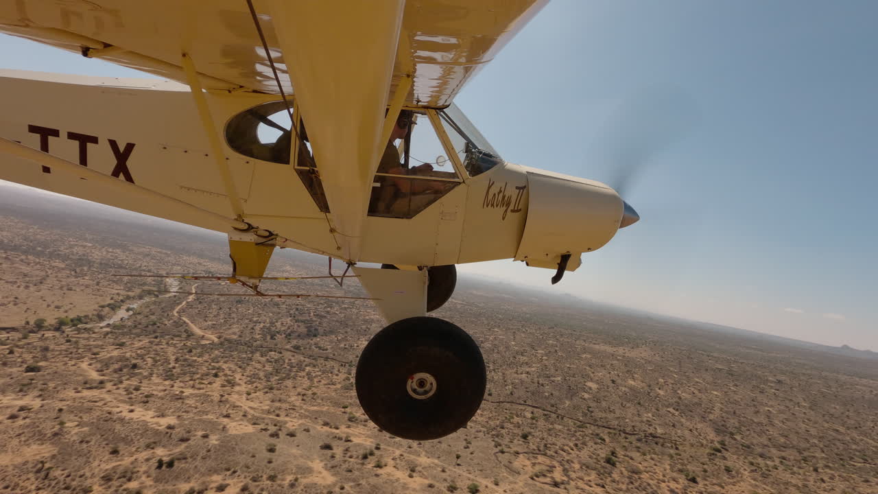 Aereo bushcraft in volo sopra le praterie secche della savana