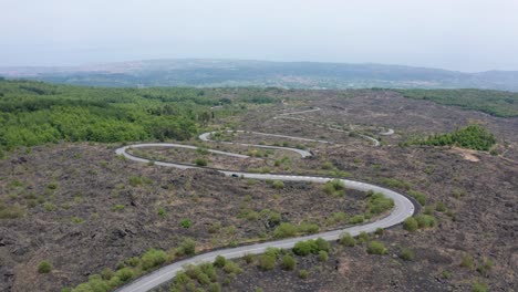 Drone-Volando-Por-Encima-De-La-Carretera-Al-Volcán-Etna-En-Italia