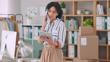 llamada, mujer y teléfono con tableta para comercio electrónico