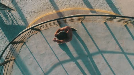 Plano-Aéreo-Cenital,-De-Un-Boxeador-Entrenando-En-La-Playa-De-Tijuana